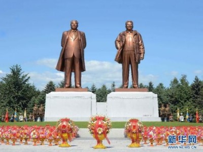 金正恩缅怀先辈，敬献花篮于金日成金正日立像