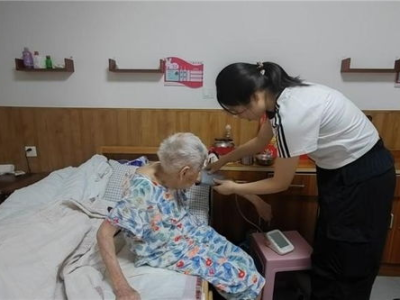 医学生暑假：全村老人健康守护者