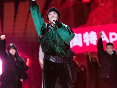 白举纲演绎时尚新风尚：独特choker演绎魅力风采