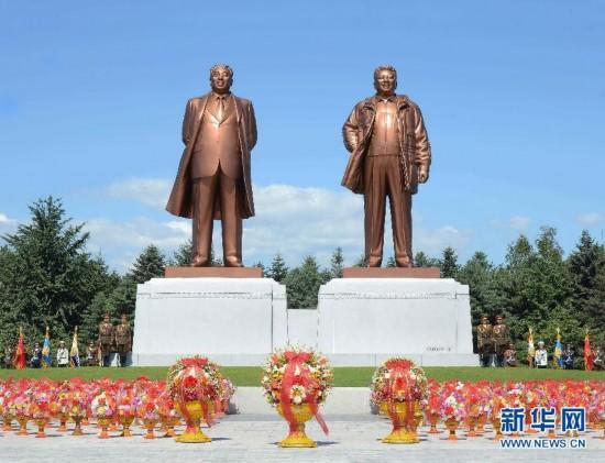 金正恩缅怀先辈，敬献花篮于金日成金正日立像