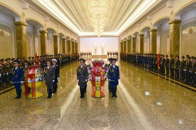 金正恩缅怀先辈，敬献花篮于金日成金正日立像